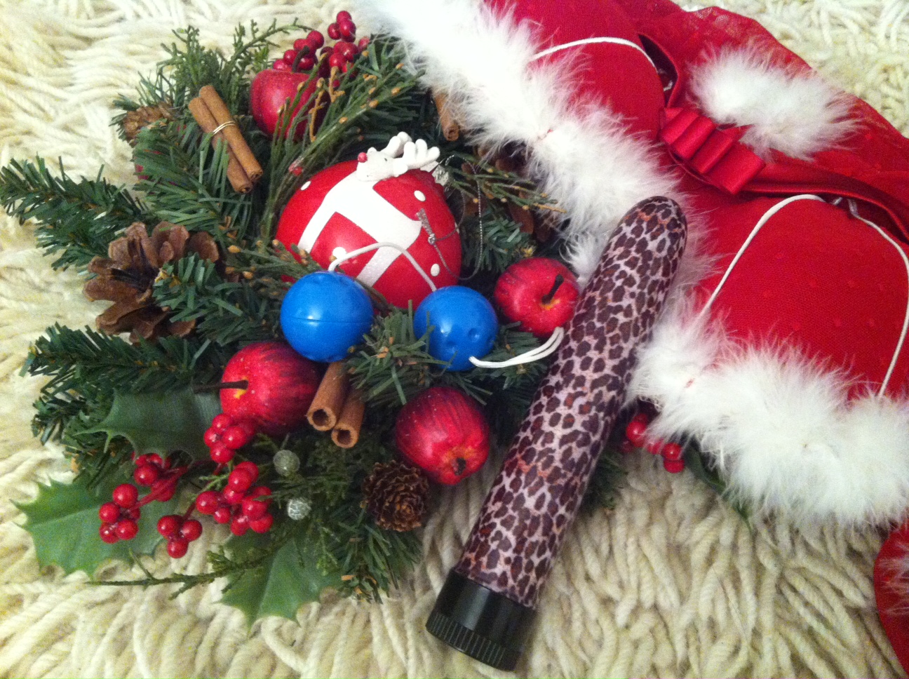 Stillleben anstatt Santa Pauli Ein Lebkuchenherz mit Penis konnten wir nicht ergattern. Stattdessen haben wir ein weihnachtliches Stillleben mit Vibrator und Liebeskugeln arrangiert. Nur für euch. <3