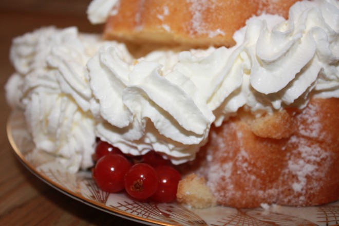 Na, da hat die Mimi aber einen ordentlichen Cream Pie hingelegt - mit ihrer Sprühsahnedose Na, da hat die Mimi aber einen ordentlichen Cream Pie hingelegt - mit ihrer Sprühsahnedose!