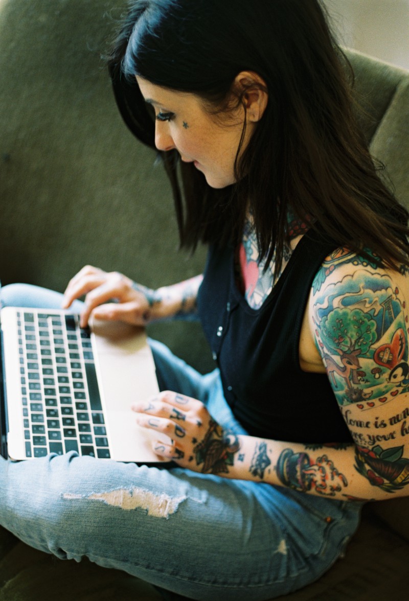 Hier spielt sich der Alltag von Pornobloggerin Mimi Erhardt ab: Auf der Couch. Am Rechner. That's it. Langweilig ist der Pornobloggeralltag dennoch eher selten.