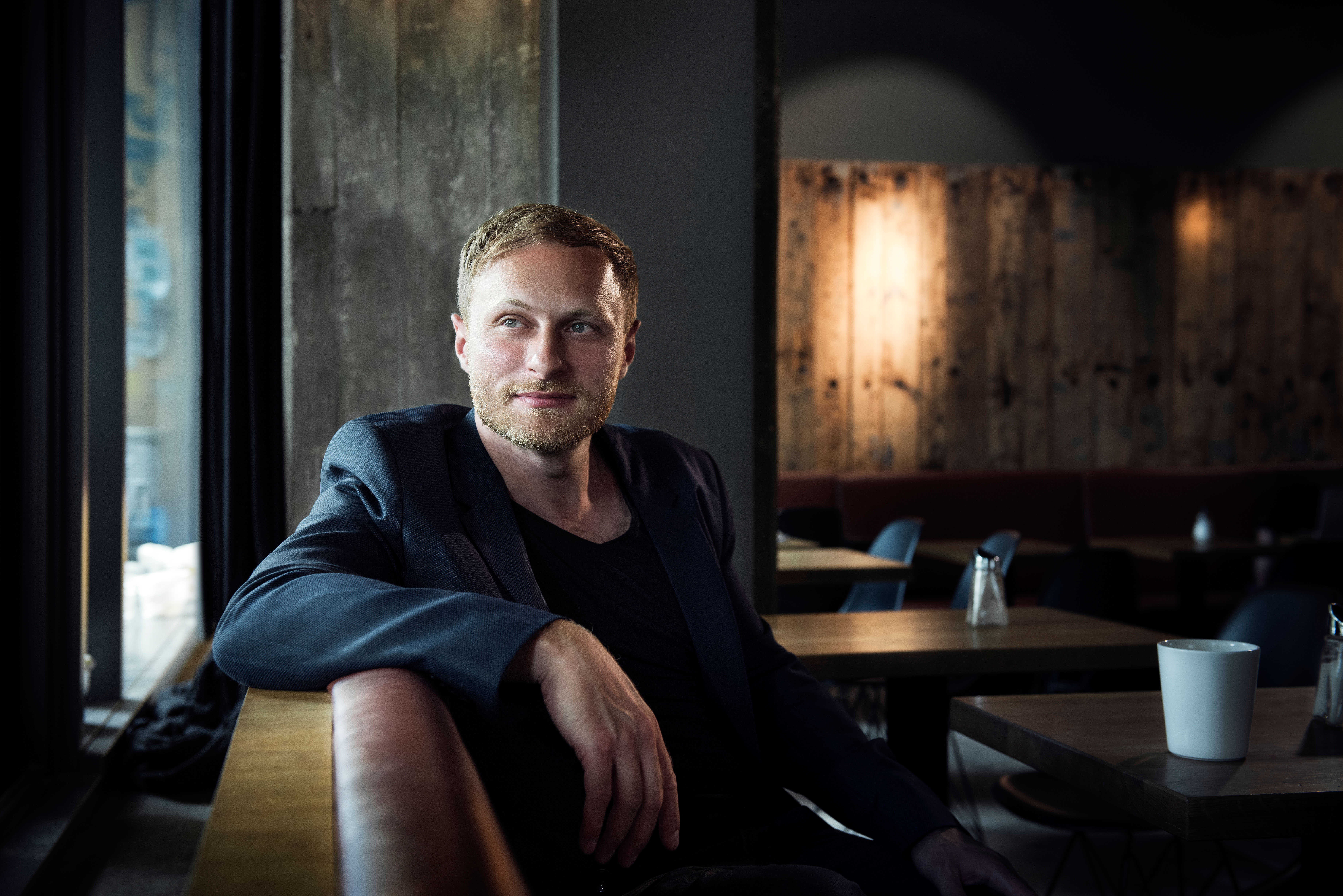 Fototermin mit dem Berliner Autor und Kolumnist, Herr MICHAEL NAST für die Redaktion FREUNDIN am 22. Juli 2015 zum Thema: 6 Motive zur Bebilderung seiner Kolumne in der FREUNDIN (Magazin u. Online) Locationliste chronologisch: - Terrasse Hotel de Rome - Lounge im Hotel de Rome - Treppe auf dem ULAP-Gelände - Parkhaus - Restaurant Spreegold - Bebelplatz - Goldfisch-Bar - Spreeufer an der Oberbaumbrücke - Dachterrase Karl-Marx-Allee - Brunnen am Strausberger Platz beauftragt durch Heide Christiansen, Stellvertr. Leitung Bildredaktion freundin Verlag GmbH digital fotografiert, 41,5 x 62,0 cm, 300 dpi Retuschiert Ready To Print APPROVAL © Steffen Jänicke 2015 Jeder Abdruck ist honorarpflichtig und bedarf der Absprache mit dem Bildautoren (Steffen Jänicke), Autoren (M. Nast oder seinem Management - Ulf-Gunnar Switalski von Omundo Media GmbH)